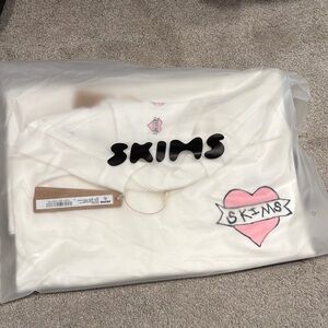 SKIMS💞💕 Cream T-Shirt with Pink Heart